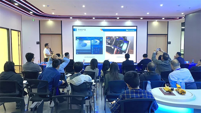 深圳杰泰科技有限公司的總經(jīng)理蒙均以及營(yíng)銷總監(jiān)王良鋒